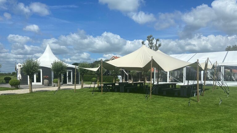 stretchtent-op-grasveld.jpg
